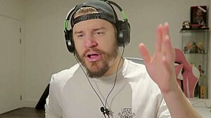 En nunna exponerar sig själv i spelet för pengar, lovar sin rosenkrans uncensored