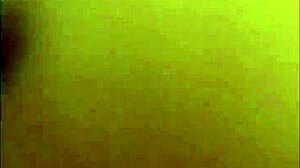 Hej, ta majhna 18+ punca glasno stoka, ko jo jebejo v pesji pozi z velikim črnim kurcem