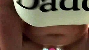 Yo, preveri te nekomama posnetke z bujnimi tetoviranim babami, ki uporabljajo igračke!