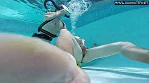 Manga punca prstana in pihana od velikega kurca na plaži