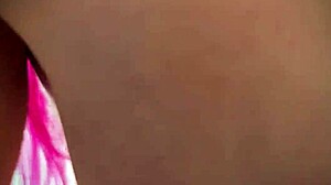 Съблазнителен стриптийз танц на млада дама с fancy коса, искаш ли да гледаш?