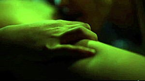 Dívky posedlé mimozemšťanem explodují orgasmy!