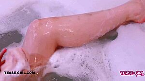 Bella brunetta gode bagno sexy e viene forte