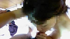 Milf požrešno cmoka kurac v japonskem hentai